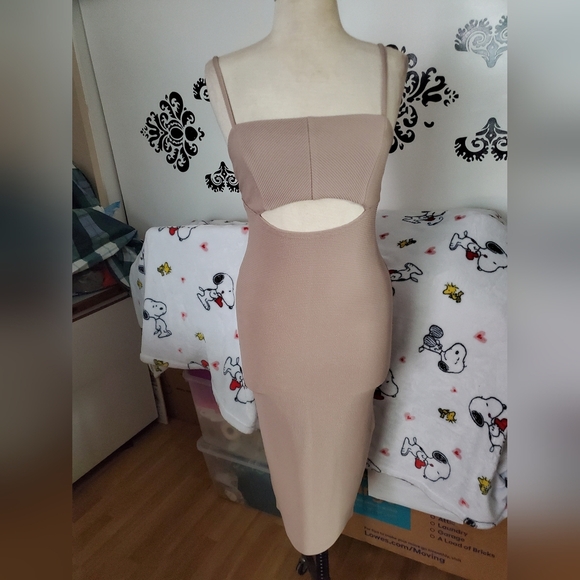 Midi Body Come Dress With A Cutout - Picture 1 of 9